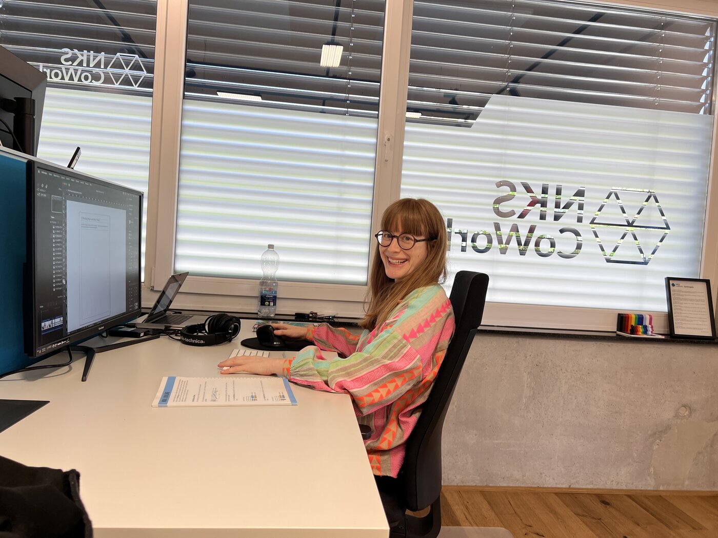 Melanie konzentriert im Büro