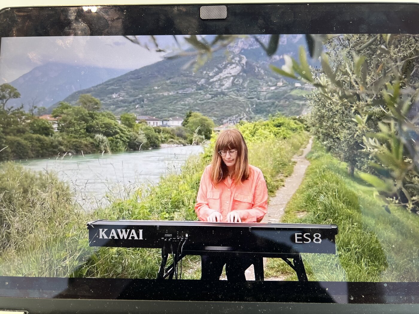 Melanie spielt Klavier am Fluss