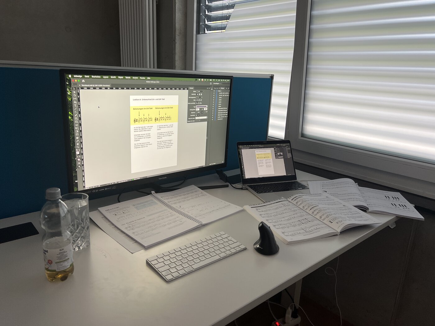Schreibtisch mit Klavierkurs-Materialien und InDesign