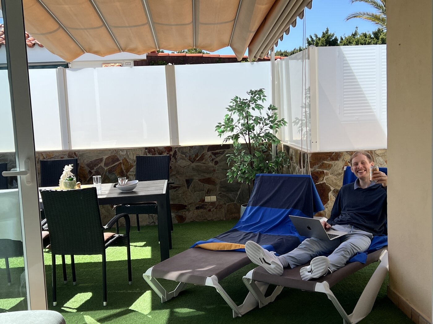 Max mit Laptop auf der Sonnenliege