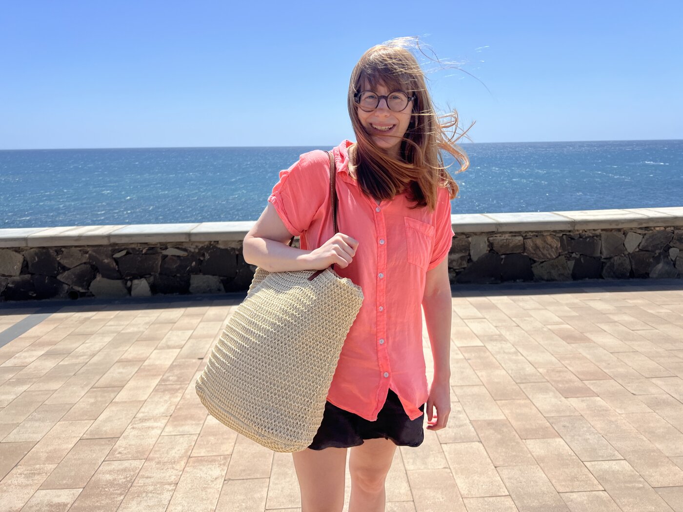 Melanie am Strand, Wind in den Haaren