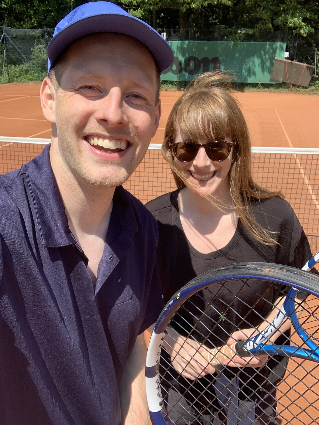 Max und Melanie auf dem Tennisplatz