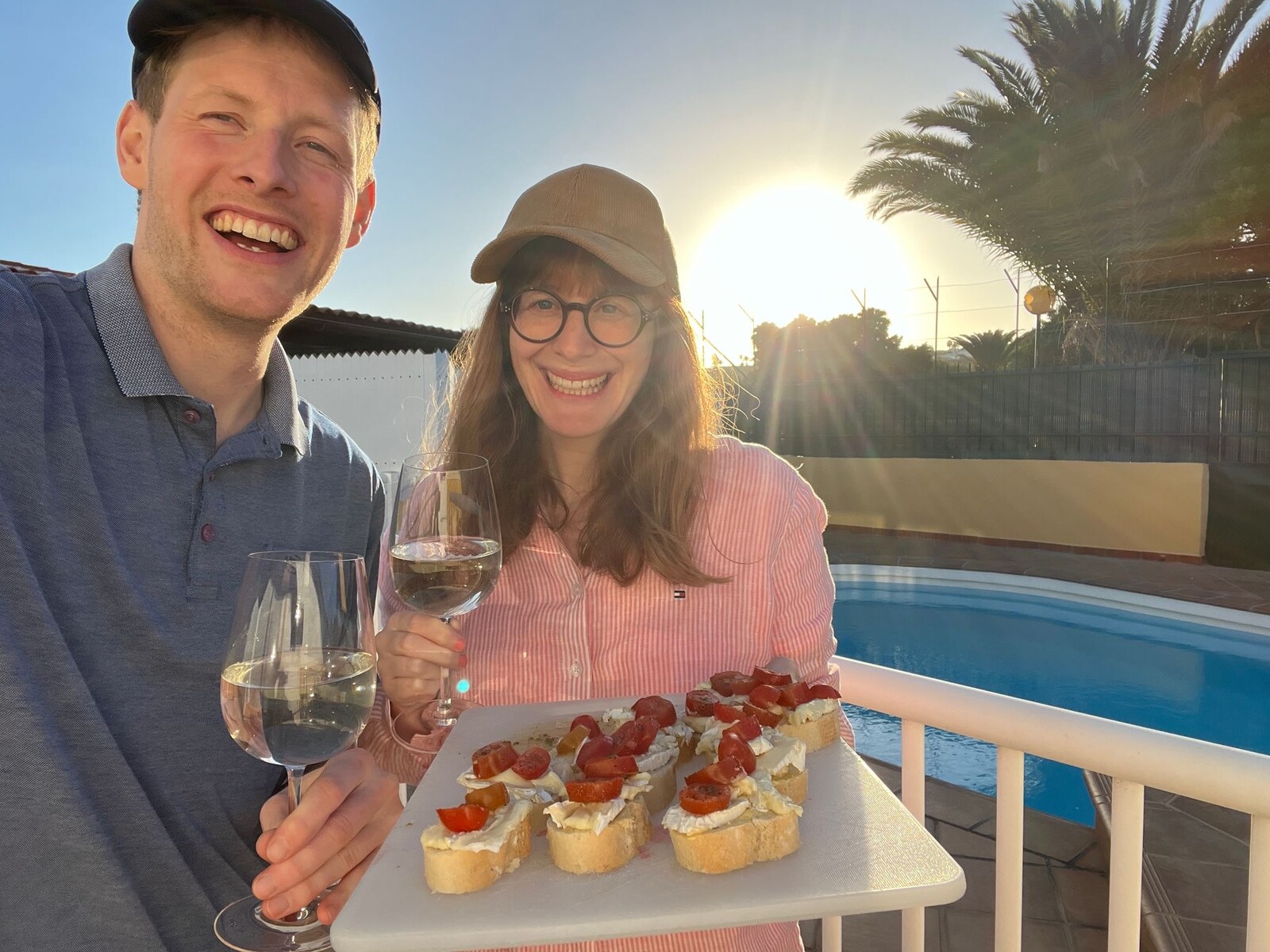Max und Melanie bei einem gemütlichen Abend am Pool